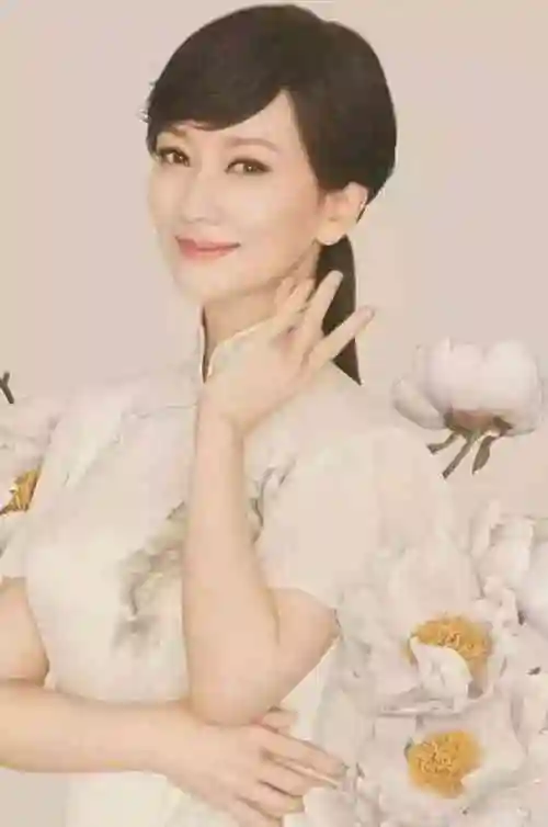 旗袍的林青霞如此典雅大气▼朱茵当年的紫霞仙子如今褪去了少女时的