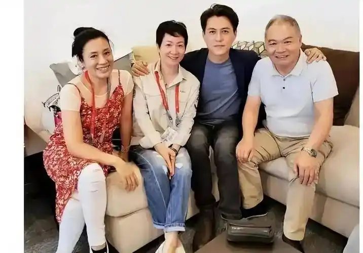 67靳东夫妻罕见同框,他人到中年依旧帅气,李佳45岁素颜坑洼像他姐