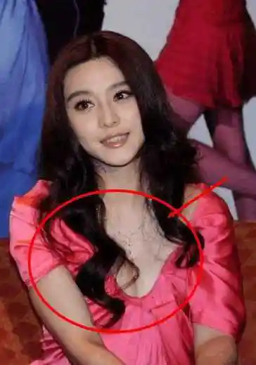 范冰冰红色的低胸裙网友胸大不下垂的那除非是隆的