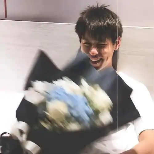 想求哈哈大笑的男生头像笑得浮夸笑得开心笑得眼睛眯成一条缝贼有感染