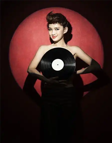 好声音丁丁动感写真 搭配黑胶唱片添神秘色彩