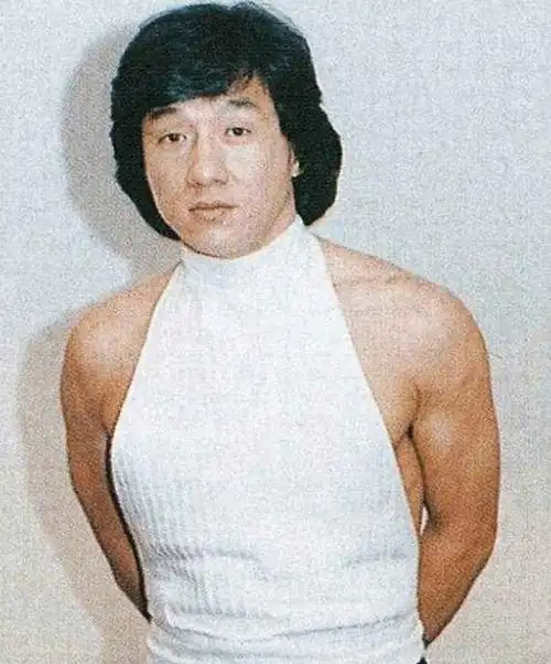 成龙1岁到40岁罕见照:从单眼皮变双开始,见证"武术巨星"蜕变