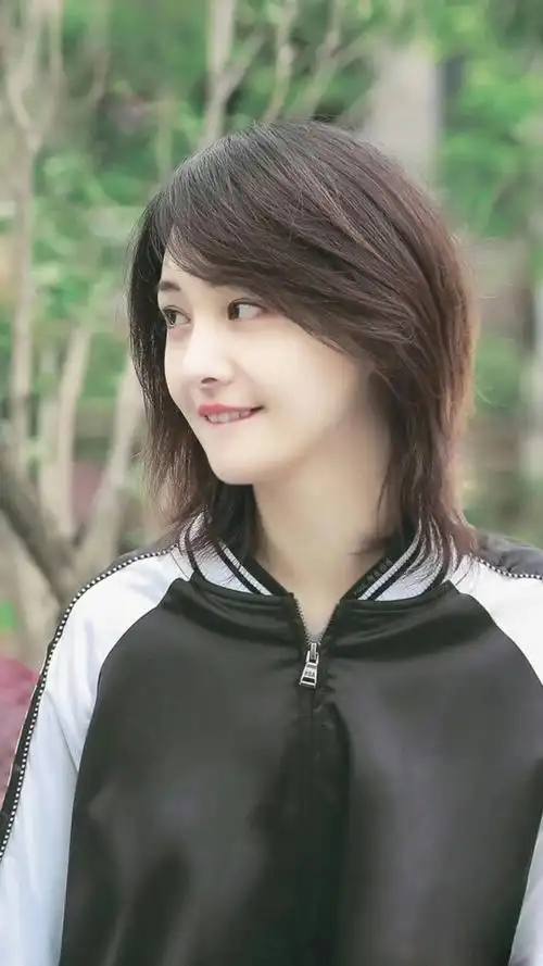 你还觉得郑爽身材平庸当她穿上红色v领短裙时立刻惊艳全场