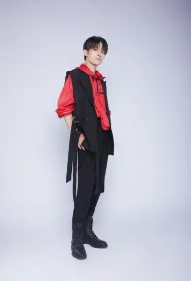 简介:易烊千玺休闲装帅气写真图片,分享一组易烊千玺图片给大家,图中