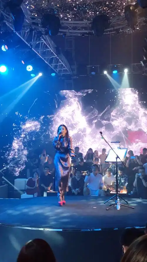 送给大儿童们#穿着红色高跟鞋的蔡健雅唱着让人心碎的无底洞