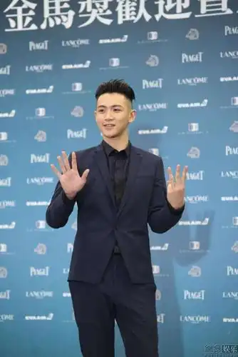 当天柯震东一身西装,还算帅气