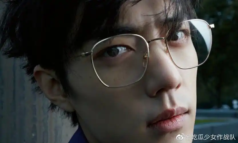 肖战解锁vogueme封面,冷峻眼神够飒吗?