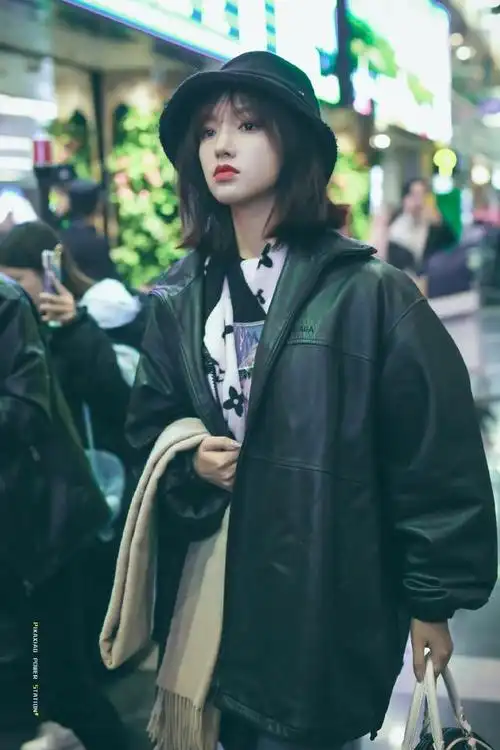 程潇剪短发似邻家女孩 穿黑色皮夹克随手撩发可盐可甜