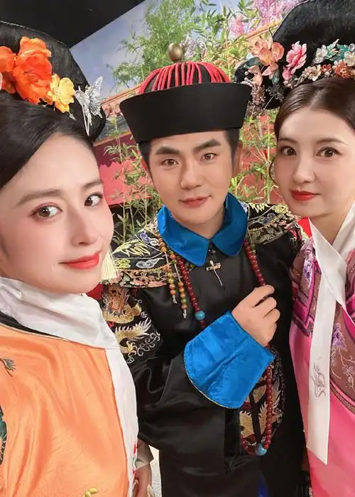 颖儿时隔十二年再演夏冬春和温太医沈眉庄的扮演者张晓龙斓曦合影