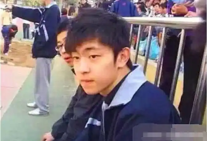 最近仔仔看到了邓伦中学时期的照片,可是被帅出了一脸血,感觉这长相
