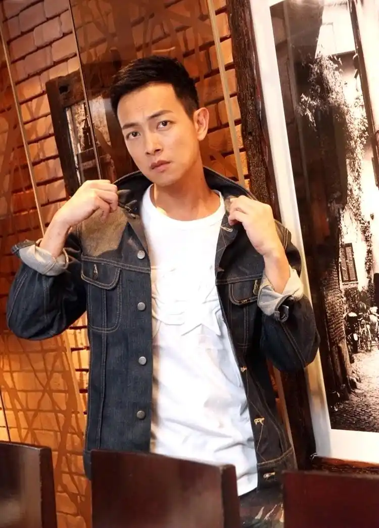 tvb梁烈唯接受专访,帅气look充满活力,阳光有型!