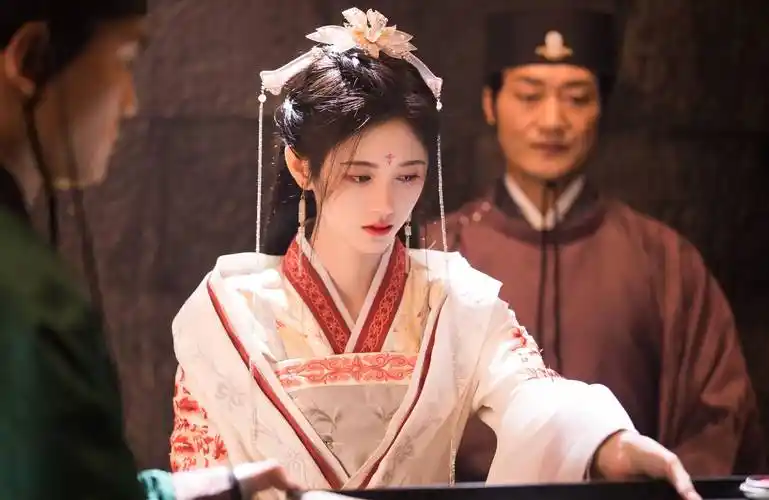 原创鞠婧祎出席花戎开机仪式现场图白色汉服红色点缀好仙