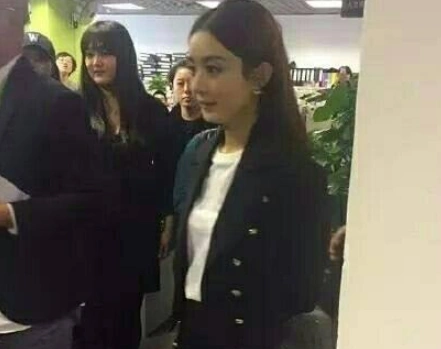近日,有网友曝光赵丽颖视察某公司的照片,路人抓拍下未ps的她依旧很
