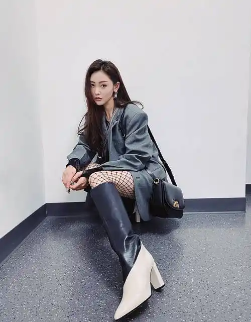 张天爱气质没得挑,灰色西装配渔网袜时尚霸气,穿长靴走路都带风_外套