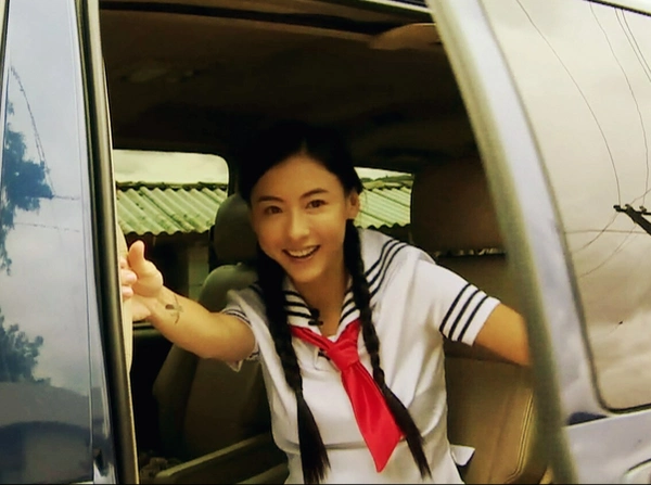 特别的是,张柏芝还穿了学生装梳起麻花辫重现周星驰电影《喜剧之王》