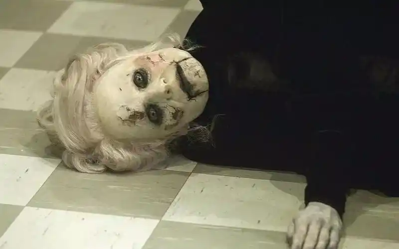 三分钟讲解 变态老奶奶 将人类改造成人形木偶 之恶灵的凝视 【死寂】