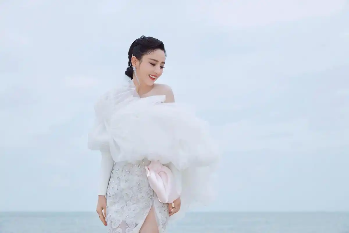 佟丽娅  光jio丫[打call][打call][打call]