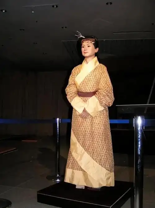 2002年江苏挖出汉代古墓千年女尸重见天日面目狰狞吓坏众人