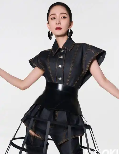 整张照片中,杨幂将黑白两种风格完美地融合在一起,酷炫有型的造型更是