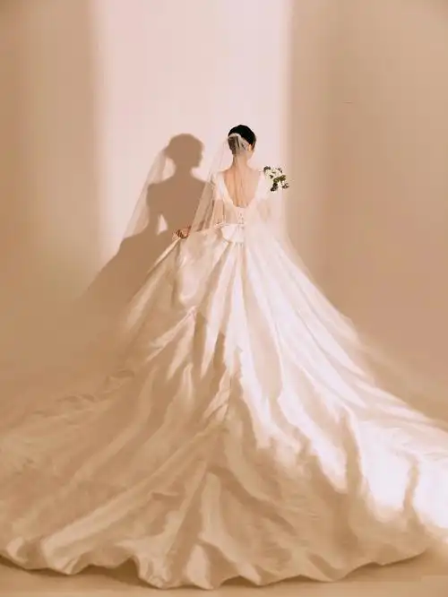 看背影就很高级感的光影婚纱照真实客片