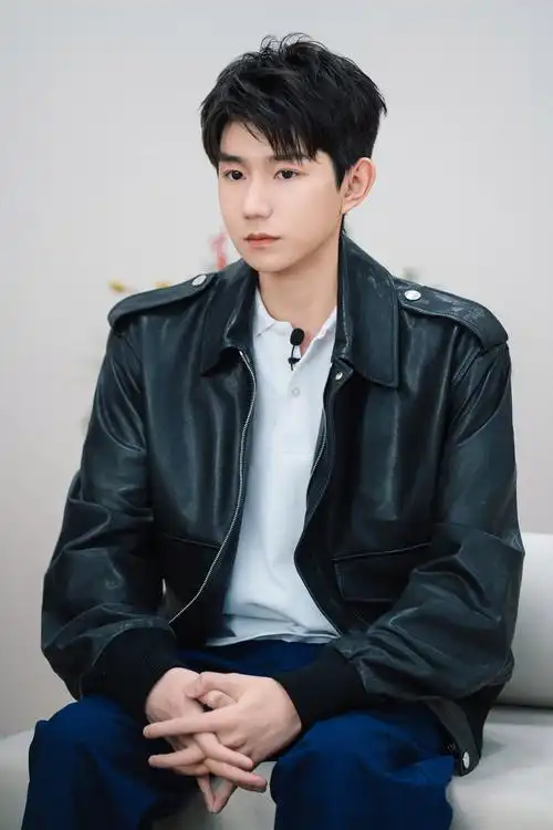 tfboys-王源率性亮相品牌活动,分享随身细节,揭秘演唱会美妙时刻,新歌