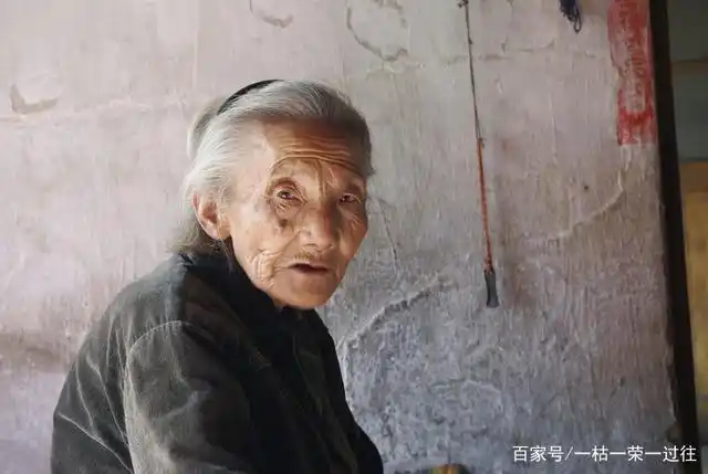 这是我在山区拍到的一位80高龄的奶奶
