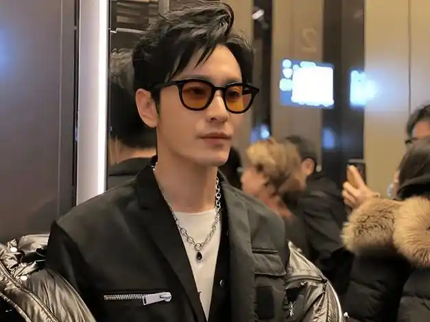 黄晓明横店拍戏获女友探班,叶珂穿吊带背心显好身材,被槽太黏人