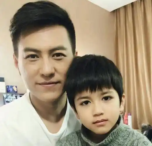 靳东一家三口罕见同框!