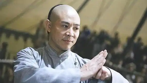 李连杰近照惹争议!网友称其像奶奶,头戴花染黄头发的他一脸开心