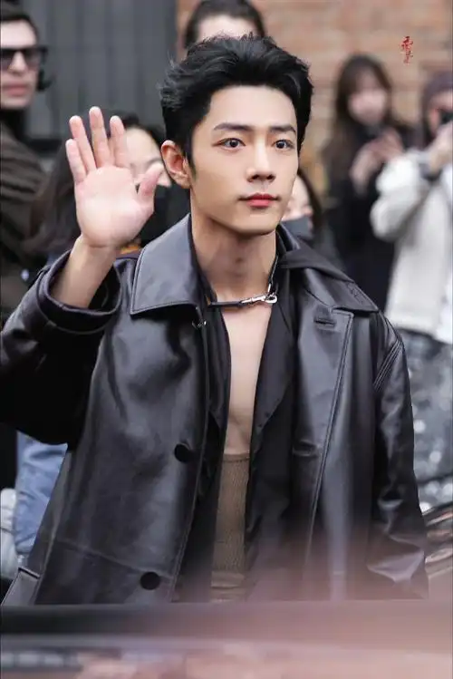 肖战超话#路人把杨祐宁错认成肖战#  来看看,真正颜值与实力并存,令人