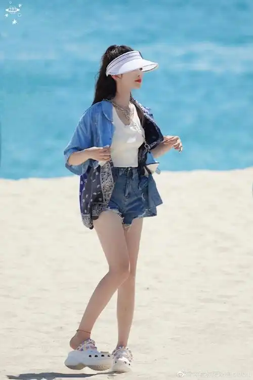 杨超越海边照曝光装扮清凉甜美可人