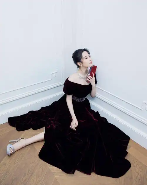 刘亦菲才是"微肉界"女神,穿抹胸羽毛裙配长卷发,轻松美出圈