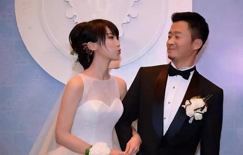 "硬汉"吴京与小9岁老婆婚姻相处之道:两个人在一起,舒服就好