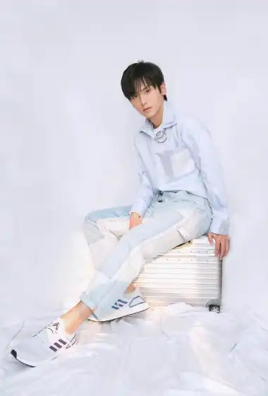 张哲瀚干净帅气写真图片28