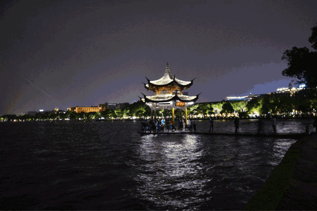 休闲酱带着"热杭州"的攻略来了 为你推荐晚上的游玩胜地 西湖,钱江