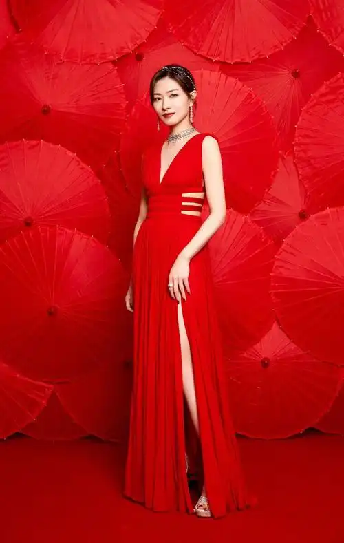 万茜穿着白色长裙看着包裹严实可实在是挡不住妖娆妩媚