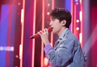 千玺开场唱响《追梦吧,青春》