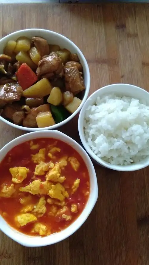 米饭 两个菜 一个汤,荤素搭配营养合理.