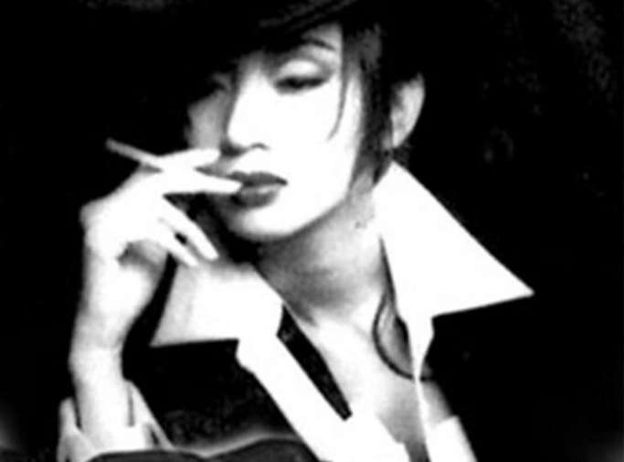 梅艳芳这张吸烟照真的是十分的惊艳,性感中又不失满满的霸气,简直比
