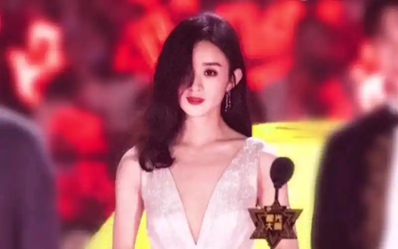 赵丽颖眼睛发炎被头发遮住虽然只露了半张脸却惊艳全场