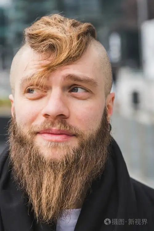 时尚的大胡子的男人街头留影照片-正版商用图片0rzk8s-摄图新视界