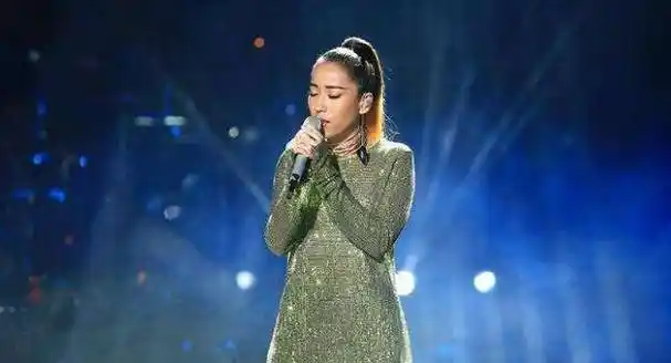 吉克隽逸现身音乐节,粉色跑车黑靴太拉风!