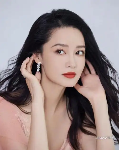 李沁写真露出大长腿,她雪肤玉貌身材曼妙简直美若天仙