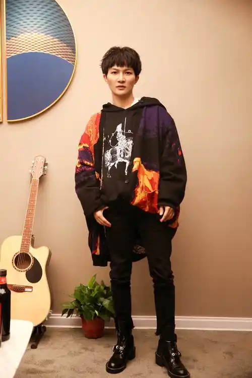 周深中俄双语演绎美声唱腔歌曲荣获歌手冠军周浅挥斥少年意气活出自我