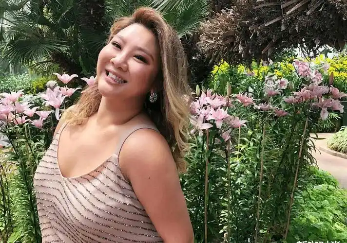 郑少秋女儿胆子真肥,180斤也敢穿吊带裙,但颜值气质让人服气