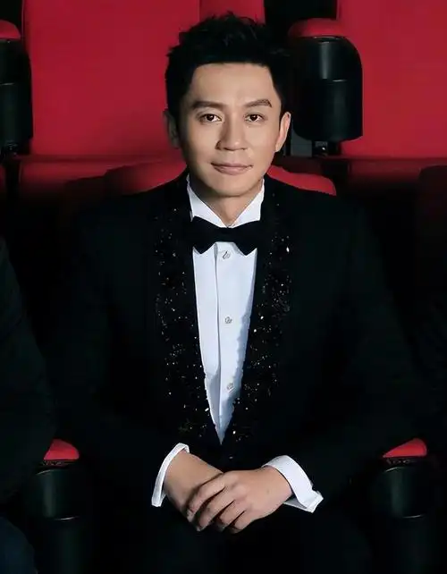 曝42岁李晨上海遛娃女儿五官清秀超像爸推简易婴儿车太低调