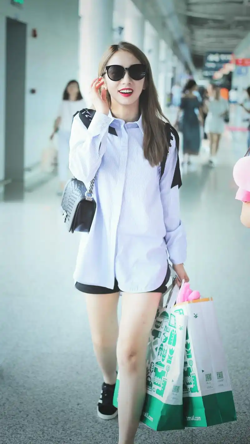 孟美岐衬衫一直扣到脖子底下却搭了条超短裤网友这是流行