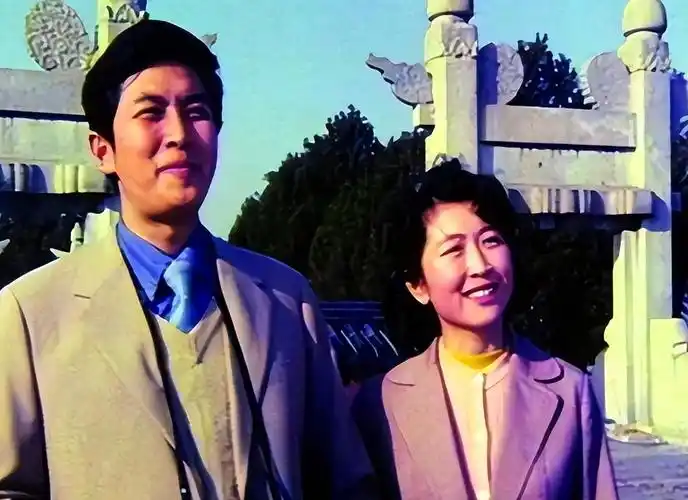 回顾一级演员唐国强妻子去世后转身娶小12岁女演员如今怎样了