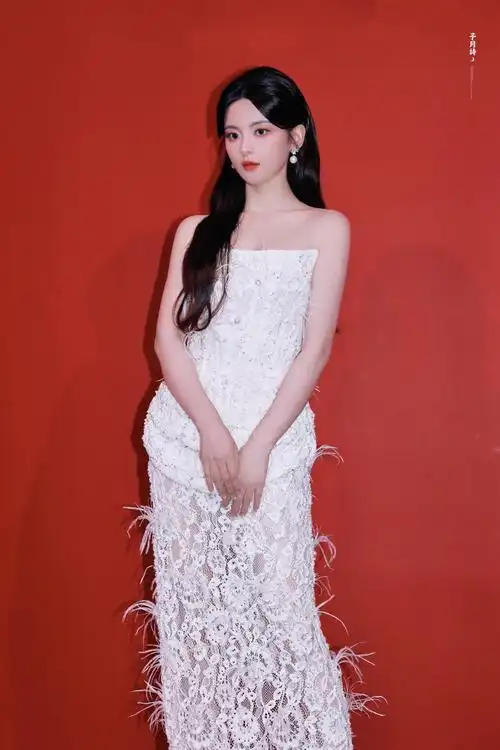 杨超越钉珠蕾丝裙##杨超越上海时装周