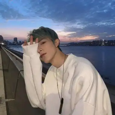 慵懒温柔干净的好看真人男生头像